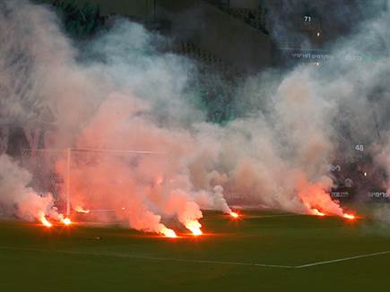 המשחק נפתח באיחור בגלל אבוקות (צילום: אלן שיבר)