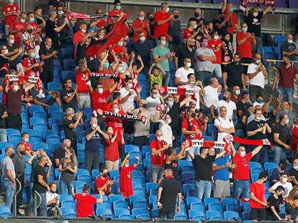 האוהדים ביציעים המשיכו לעודד (אלן שיבר)