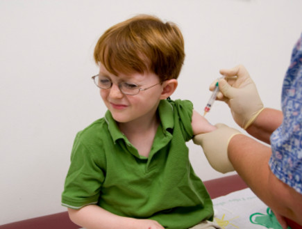 ילד בירוק עם משקפיים ופרצוף חמוץ מקבל זריקה בזרוע (צילום: Liza McCorkle, Istock)