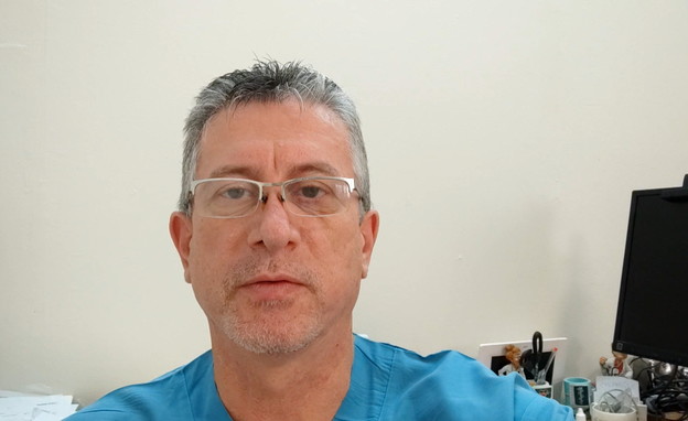 ד"ר אלכס רוזוב, מנהל מחלקת קורונה ב', המרכז הרפואי (צילום: חדשות 12)