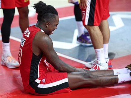 דקות של בהלה בספסל הפועל ת''א. ג'ייקובן בראון (דני מרון)