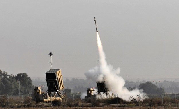 כיפת ברזל יורה (צילום: MENAHEM KAHANA/AFP, GettyImages)