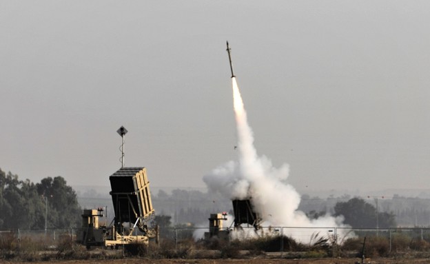 כיפת ברזל בפעולה (צילום: MENAHEM KAHANA/AFP, GettyImages)