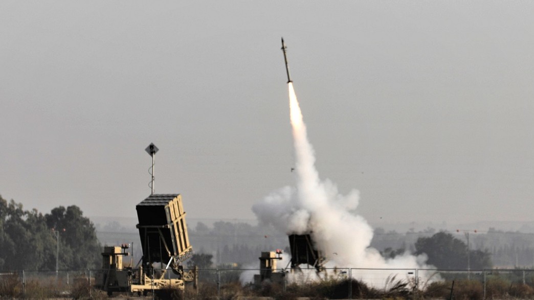 כיפת ברזל יורה (צילום: MENAHEM KAHANA/AFP, GettyImages)