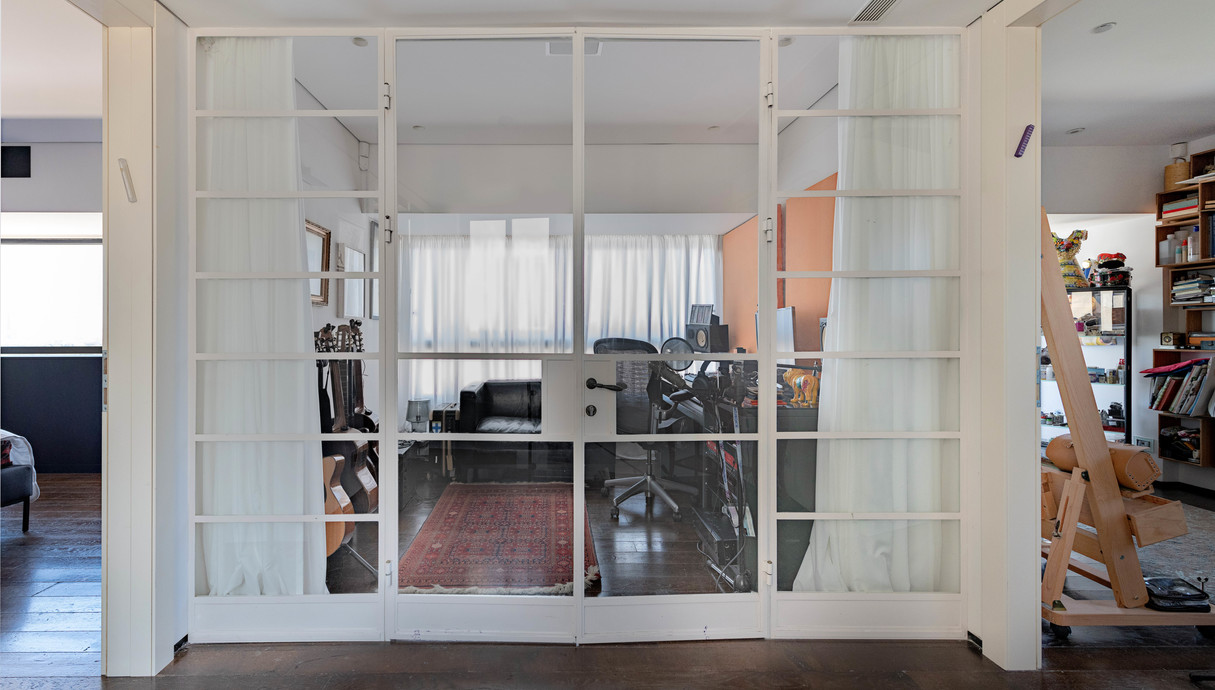 הבית של עינת שרוף, מבואה חדר של תמיר הרפז עם וילון בעיצוב אורנה בר (צילום: יהודית הופמן)