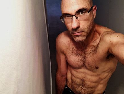 אני כאילו בסדר. הנה, אפילו הצטלמתי בלי חולצה. אבל בעצם אני לא בסדר בכלל