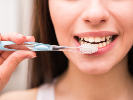 צחצוח שיניים (צילום: Shutterstock/VGstockstudio)