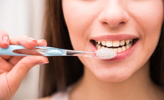 צחצוח שיניים (צילום: Shutterstock/VGstockstudio)