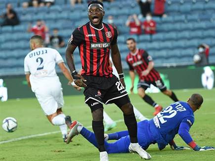 אגאדה, פגע בקורה והיה הכי קרוב (ברני ארדוב)