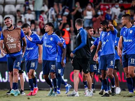 הכחולים מרוצים (אנצ'ו גוש, סוכנות ג'ני)