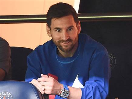 מסי נראה מחויך מהיציע (getty)