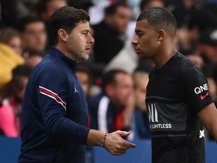 פוצ'טינו מנחם את אמבפה, שסיים עוד משחק בלי שער (getty)