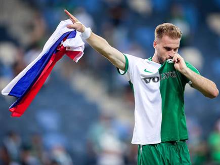 פלאניץ' חוגג עם הדגל ועם הסמל (מאור אלקסלסי)