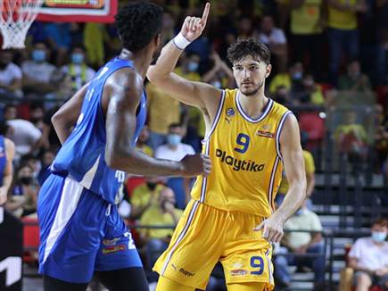 וזכה לתשואות מהקהל (דני מרון)