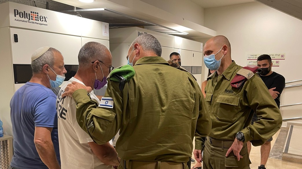 מפקד אוגדת יהודה ושומרון במפגש עם משפחות הלוחמים ש מפקד אוגדת יהודה ושומרון במפגש עם משפחות הלוחמים ש