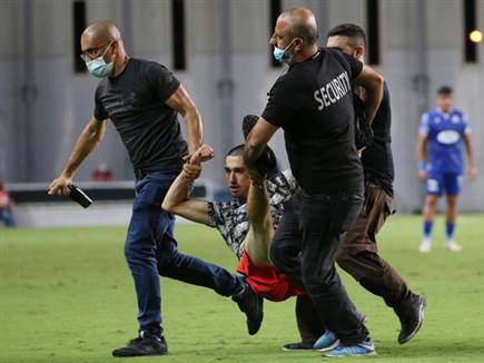 האוהד פונה ע&quot;י כוחות המשטרה (אודי ציטיאט)