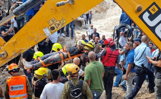 חילוץ הלכוד בטרקטור בכפר כנא (צילום: כבאות והצלה)