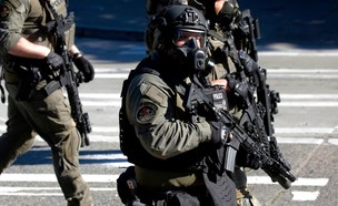 השוטרים (צילום: JASON REDMOND/AFP, GettyImages)