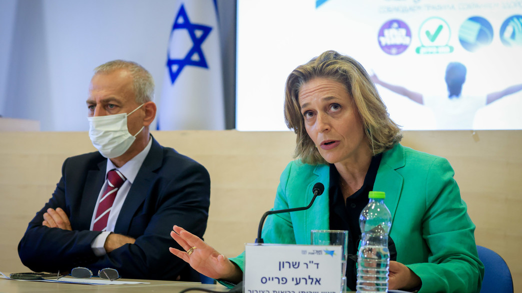 שרון אלרעי פרייס ונחמן אש יושבים שרון אלרעי פרייס ונחמן אש יושבים