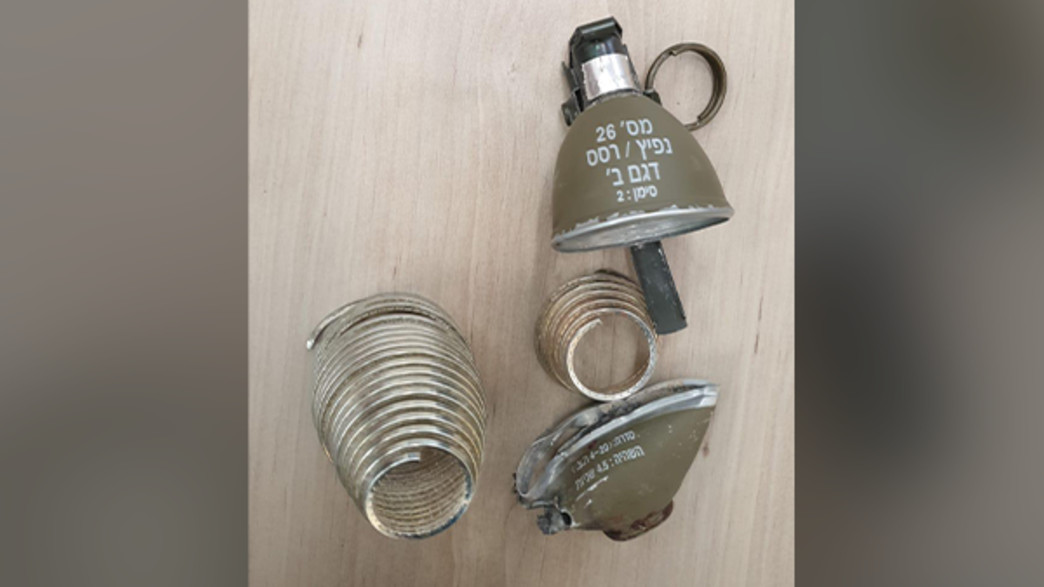 הרימון שלא התפוצץ שהיה בווסט של הלוחם מדובדבן הרימון שלא התפוצץ שהיה בווסט של הלוחם מדובדבן