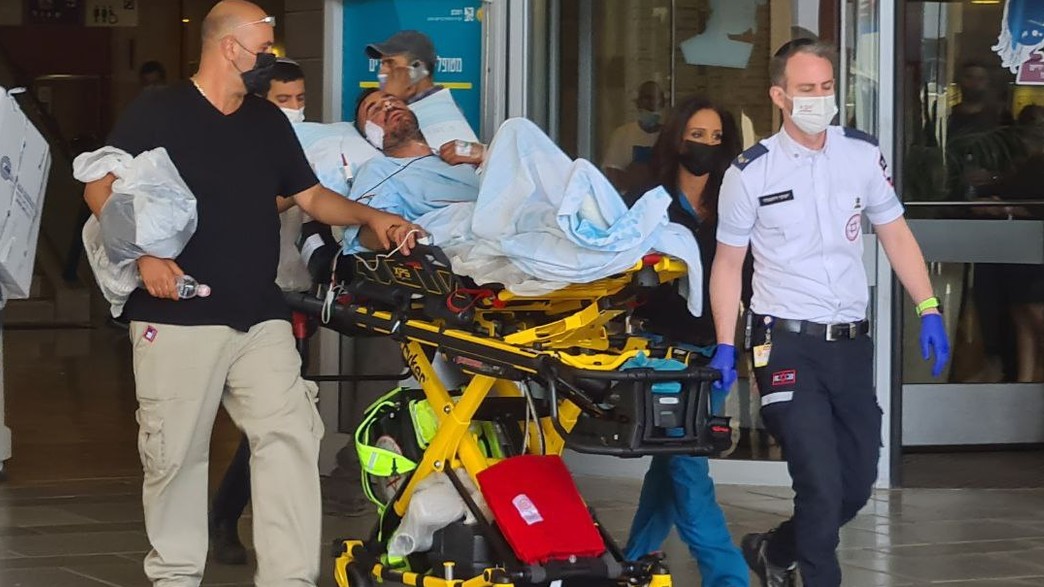 פינוי האב מבית החולים רמב"ם להלווייה