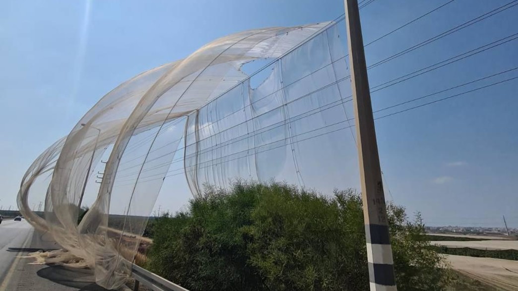 יריעת החממה שפגעה בקו מתח גבוה