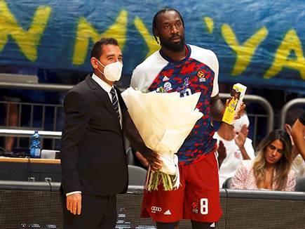 האנטר זכה לכבוד לפני הפתיחה (צילום: אלן שיבר)