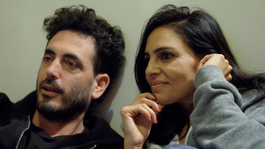 דני ושני מתבוננים באלבום