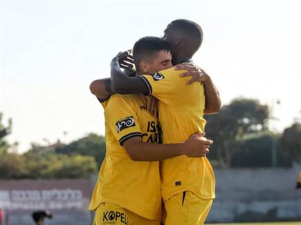 אוסקר גלוך עם עוד צמד (באדיבות מכבי ת"א, האתר הרשמי)