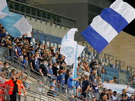 לעומת האוהדים הביתיים שחגגו (אלן שיבר)