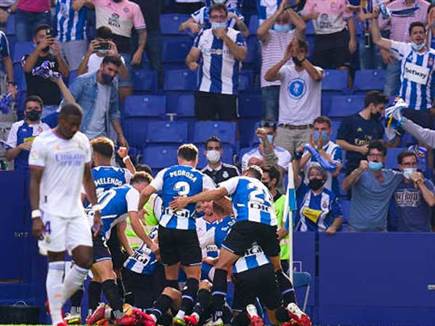 שחקני אספניול חוגגים עם הקהל (GETTY)