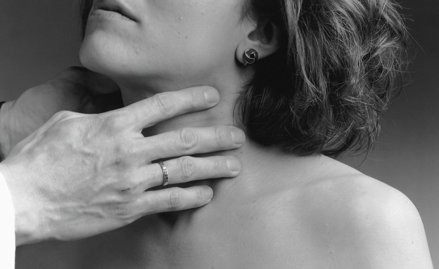אישה עם יד על החזה (צילום: 
National Cancer Institute, unsplash)