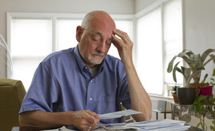 איש זקן משלם חשבונות, בחובות (צילום: Burlingham, shutterstock)