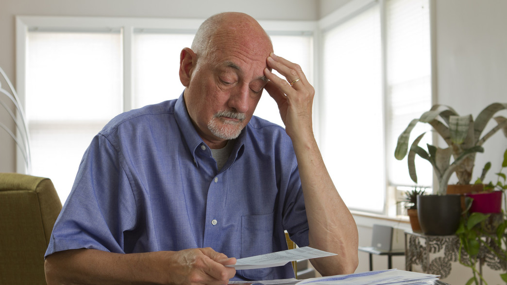 איש זקן משלם חשבונות, בחובות