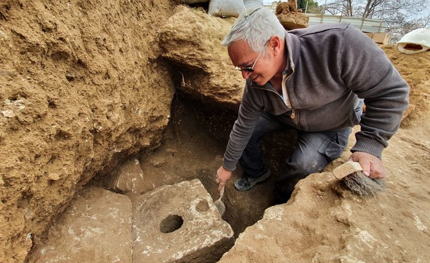 ארכאולוג רשות העתיקות יעקב ביליג ליד הממצא (צילום: יולי שוורץ, רשות העתיקות)