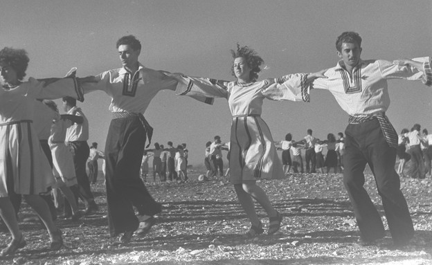 ריקודי עם בקיבוץ דליה (צילום: זולטן קלוגר, לע