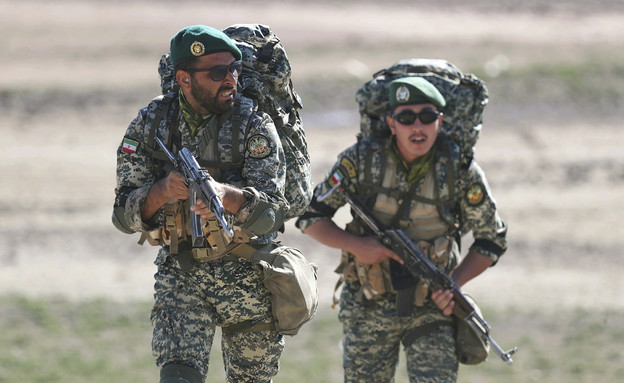 חיילים אירנים באימון על גבול אזרבייג'ן (צילום: AP)