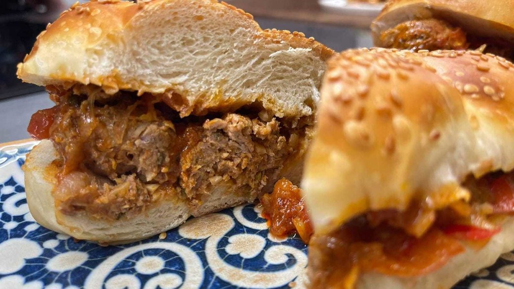 לחמניית חלה עם קציצות ברוטב לחמניית חלה עם קציצות ברוטב