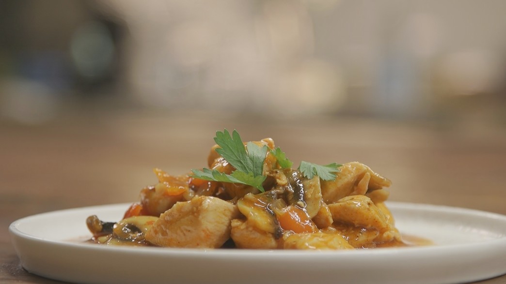 עוף מוקפץ עם פטריות ברוטב אסייתי עוף מוקפץ עם פטריות ברוטב אסייתי