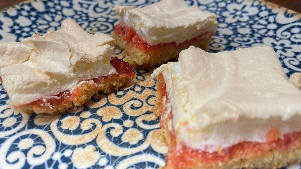 ריבועי בצק פריך ריבה ומרנג נוסטלגיים ריבועי בצק פריך ריבה ומרנג נוסטלגיים