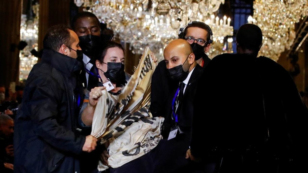 פעילי איכות סביבה מתפרצים לתצוגת אופנה