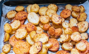 תפוחי אדמה ובטטות בתנור (צילום: פאני דוד, אוכל טוב)