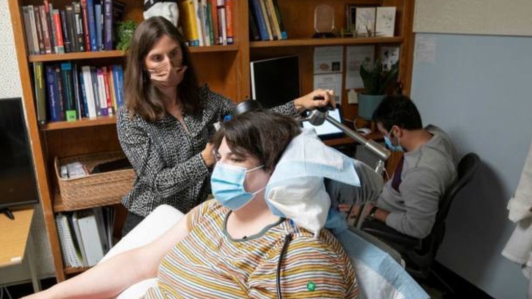 השתילו לה מכשיר שפולט זרם חשמל להתמודדות עם דיכאו השתילו לה מכשיר שפולט זרם חשמל להתמודדות עם דיכאו