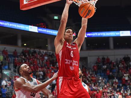 הסל היחיד שלו במשחק. שגב (ברני ארדוב)