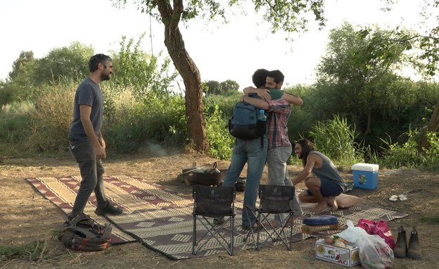 ארז והמשתתפים נפגשים על גדת נהר הירדן למעגל הגברים (צילום: חדשות 12)