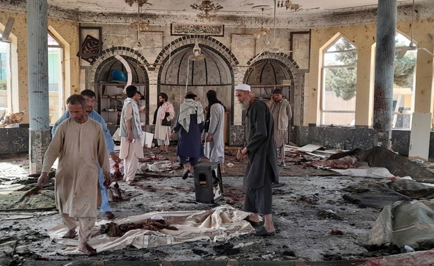 הנזקים בתוך מסגד בעקבות ה הפיגוע באפגניסטן (צילום: AP)