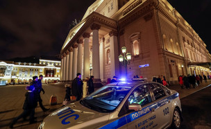 תיאטרון בולשוי ולצידו ניידת משטרה (צילום: רויטרס)