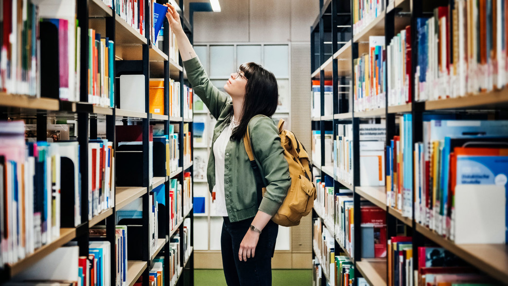 אישה בספריה, אילוסטרציה (צילום: Getty Images)
