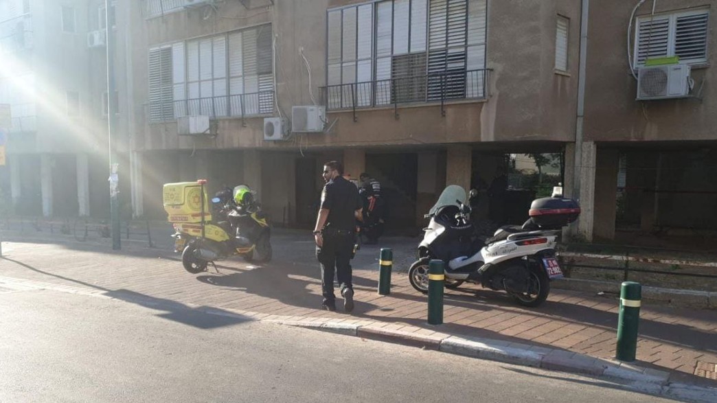 נפילת אדם מגובה ברחוב פינסקר בפתח תקווה