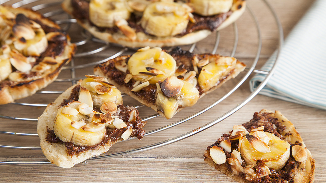 פיצה-פיתה מתוקה. עוד תירוץ לאכול נוטלה פיצה-פיתה מתוקה. עוד תירוץ לאכול נוטלה